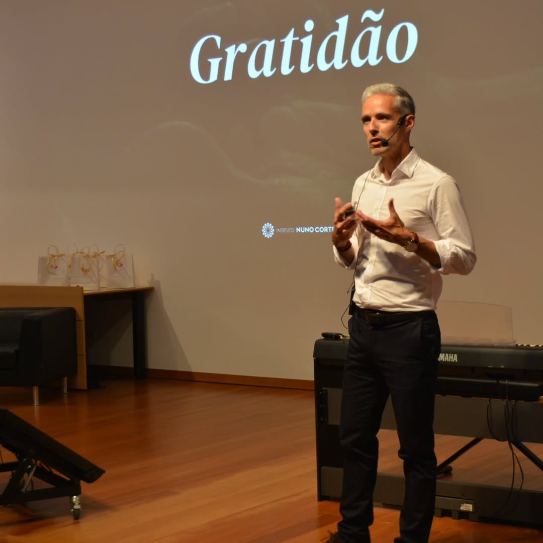 Nuno Cortez em palestra, com as mãos em gesto.