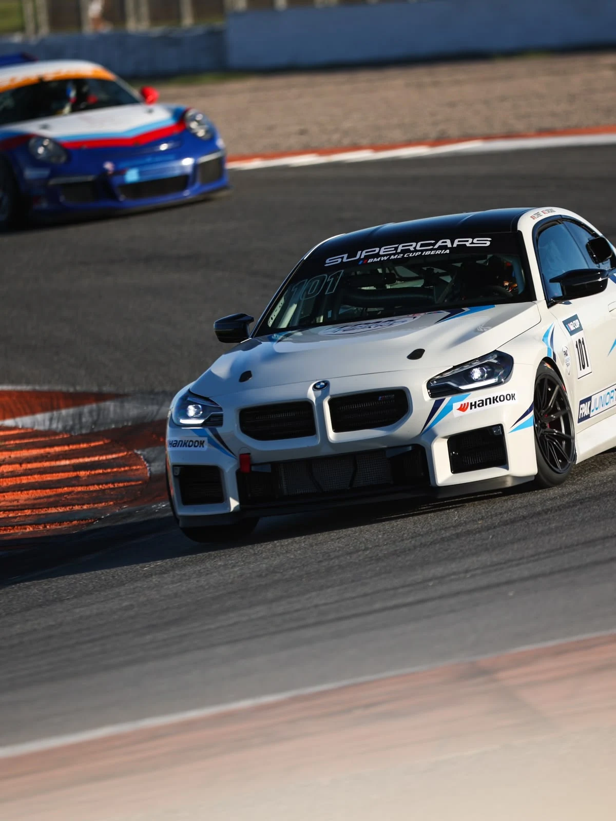 O BMW M2 Cup de Diego Sirgado em curva durante a competição