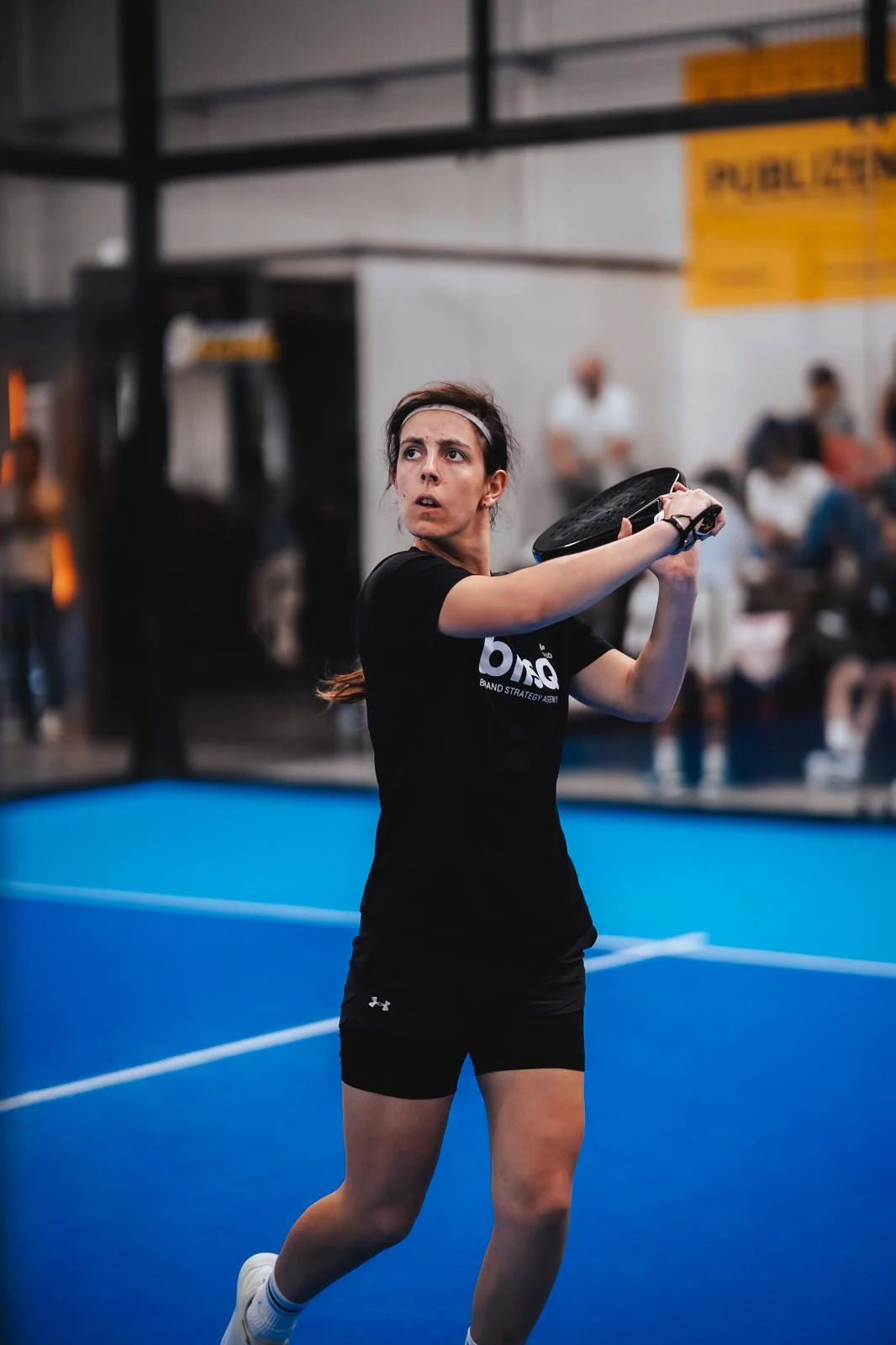Flávia Macedo prepara uma resposta no padel